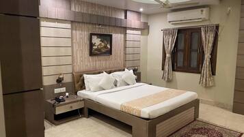 Free WiFi, bed sheets