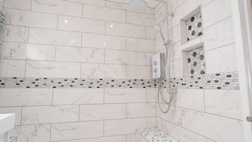 Casa | Banheiro | Banheira e chuveiro separados, banheira de imersão, secador de cabelo