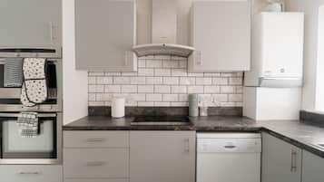 House | Private kitchen | Fridge, microwave, oven, stovetop
