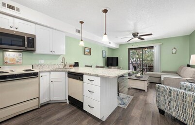 Close to the Boardwalk, Jolly Roger Amusement Park With a Pool!