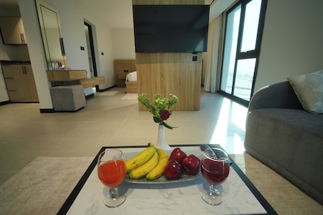 Smart TV 55 pulgadas con canales de televisión vía satélite, chimenea. Hadab Tabuk