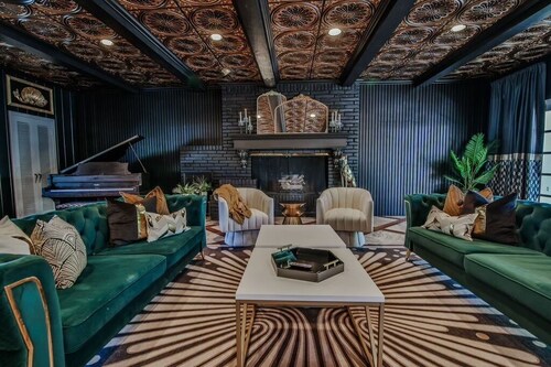 Gatsby Getaway 2 miles to TTU w/Pool+Speakeasy+Bar