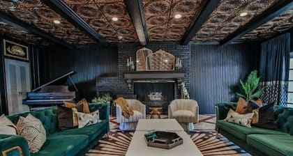 Gatsby Getaway 2 miles to TTU w/Pool+Speakeasy+Bar