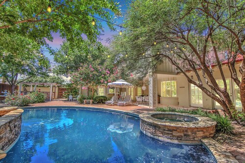 Gatsby Getaway 2 miles to TTU w/Pool+Speakeasy+Bar