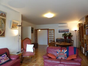 Télévision, lecteur de DVD, livres