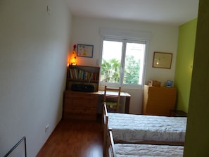 2 quartos, cofres nos quartos, escrivaninha