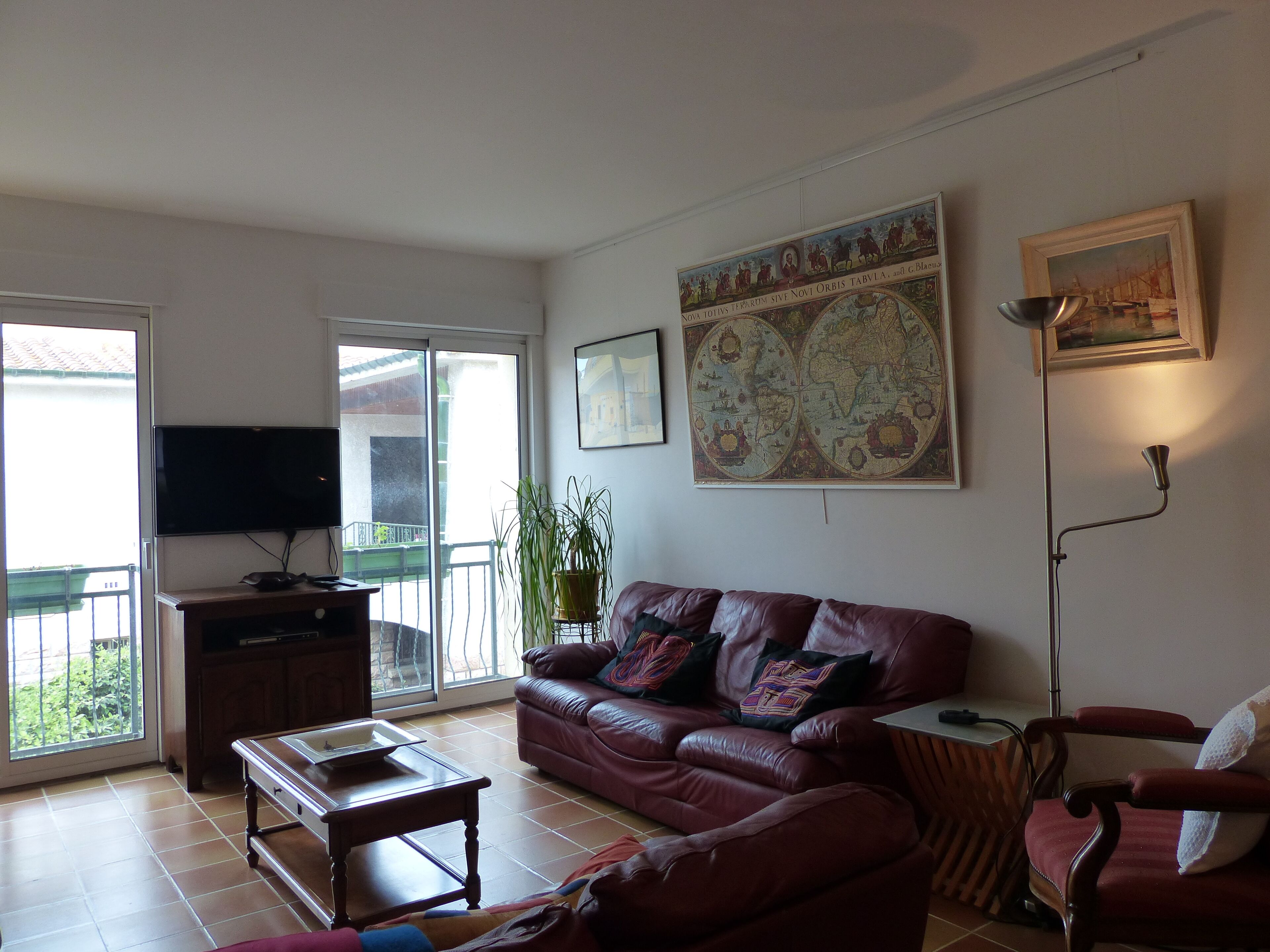 Televisie, een dvd-speler en boeken