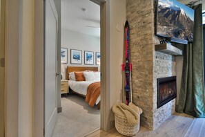 2 habitaciones, escritorio, tabla de planchar con plancha y wifi gratis 