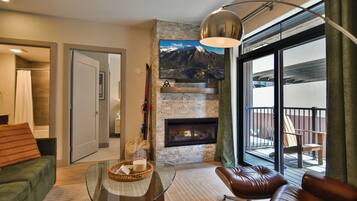 Smart TV, fireplace, computer monitors