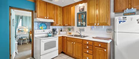 冷蔵庫、電子レンジ、オーブン、コンロ