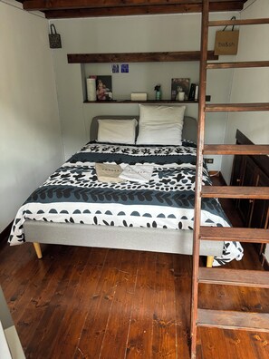 3 soverom, skrivebord, strykejern/-brett og reiseseng for barn