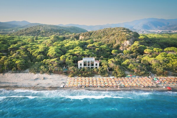 Vista frontal de la propiedad