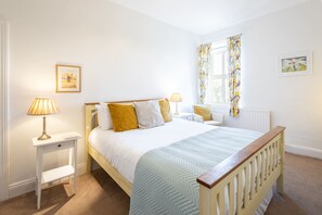 3 bedrooms, iron/ironing board, free WiFi, bed sheets - Host & Stay | Harbour Holm (Amble)