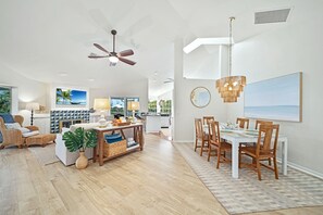 Dining - Island time..walk to beach, heated pool, wide water views. Pet friendly! (Sanibel)