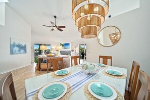 Dining - Island time. 10 min walk to beach, heated pool, wide water views.  Pet friendly! (Sanibel)