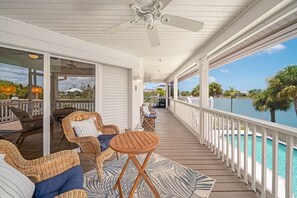 Terrace/patio - Island time..walk to beach, heated pool, wide water views. Pet friendly! (Sanibel)