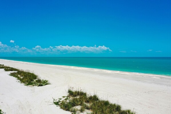 Beach - Island time..walk to beach, heated pool, wide water views. Pet friendly! (Sanibel)