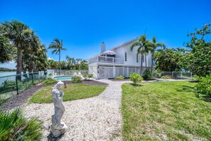 Exterior - Island time. 10 min walk to beach, heated pool, wide water views.  Pet friendly! (Sanibel)