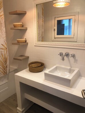 Secador de cabelo, toalhas de banho, sabonete