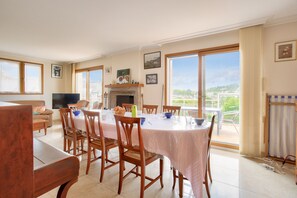 Dining - House for 6 with a view of the port of Dahouët (Pléneuf-Val-André)