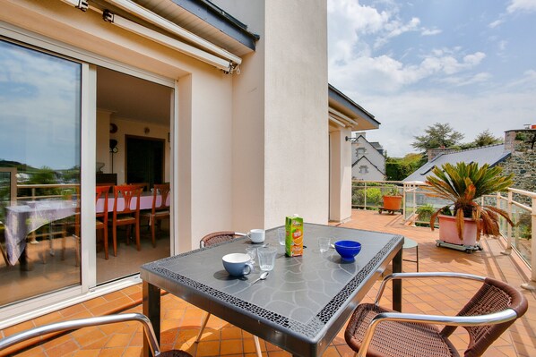 Outdoor dining - House for 6 with a view of the port of Dahouët (Pléneuf-Val-André)