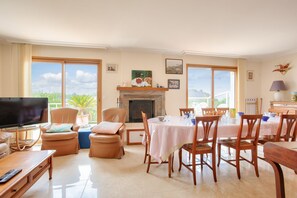 Dining - House for 6 with a view of the port of Dahouët (Pléneuf-Val-André)