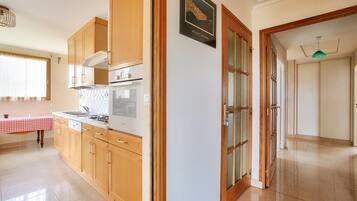 Een koelkast, een microgolfoven, een oven, een vaatwasser