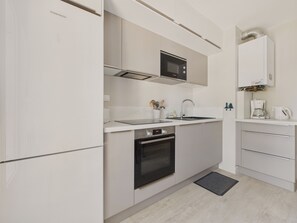 Een koelkast, een microgolfoven, een oven, een vaatwasser