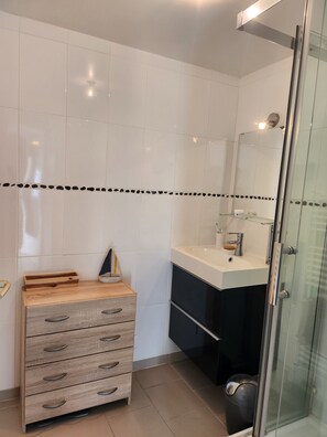 Haartrockner, Handtücher, Seife, Toilettenpapier