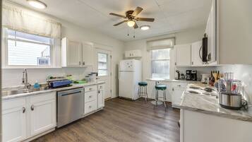 House (3 Bedrooms) | Private kitchen | Microwave, oven, stovetop, dishwasher