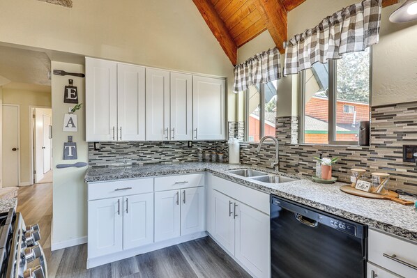 Interior - 7 Mi to Big Bear Lake: A-frame Home w/ Deck! (Sugarloaf)