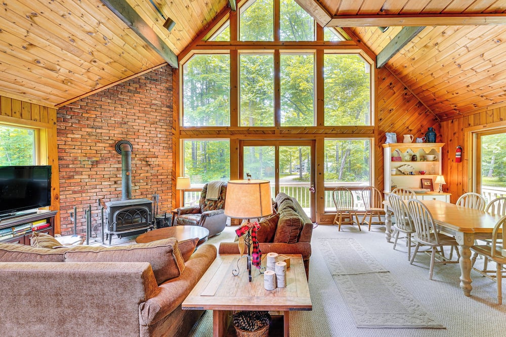 Family-friendly Ludlow Cabin on Lake Pauline! - The Alps, VT
