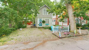 A residential house with a front yard, a white picket fence, and a bicycle. - Walk to Lake: Historic Lakeside Marblehead Cottage (Marblehead)