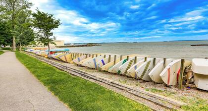 Walk to Lake: Historic Lakeside Marblehead Cottage