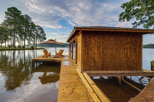 Beautiful Lake Sinclair Retreat w/ Dock & Deck!