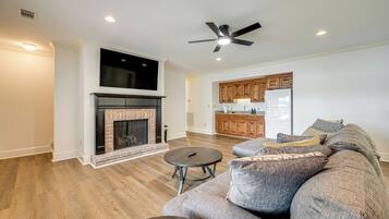 House (5 Bedrooms) | Interior