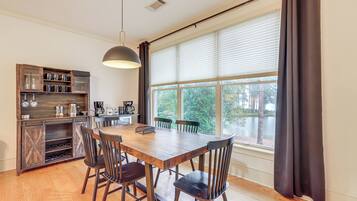 House (5 Bedrooms) | Interior