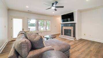 House (5 Bedrooms) | Interior