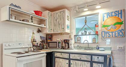 Carrabelle Cottage w/ BBQ Grill ~ 7 Mi to Beach!