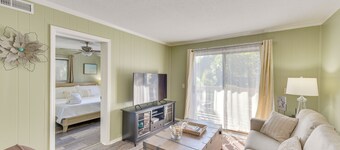 1 Mi to Beach, Pool Access: Hilton Head Island Gem