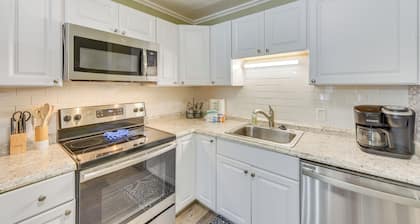 1 Mi to Beach, Pool Access: Hilton Head Island Gem