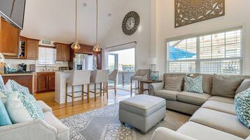 House (2 Bedrooms) | Living area | TV