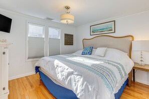 House (2 Bedrooms) | 2 bedrooms, iron/ironing board, bed sheets - Quaint Montauk House w/ Community Amenities! (Montauk)