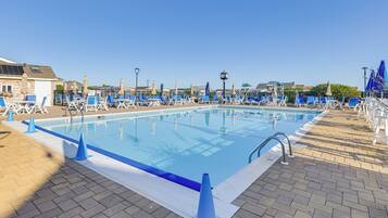 Kolam renang outdoor