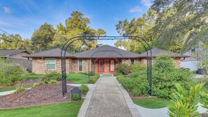 A brick house with a red door and a pathway leading to it. - Peaceful Fairhope Getaway, 2 Mi to South Beach (Fairhope)