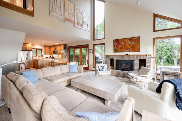Smart TV, fireplace