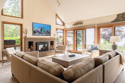 Lake Michigan Beachfront | Private Beach + Hot Tub