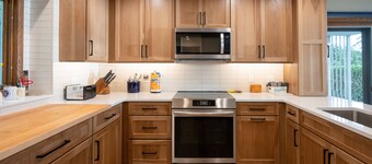 Lake Michigan Cottage w/Beach, Hot Tub & New Kitchen