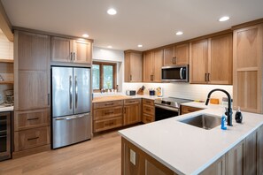 冷蔵庫、電子レンジ、オーブン、コンロ