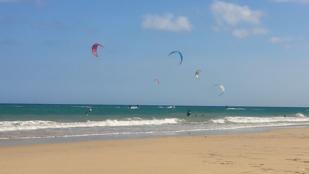 A beach with clear skies and several kites flying. - La Casita A de Naval in the Rías Baixas, Pontevedra (activities for customers)  (Pontevedra)
